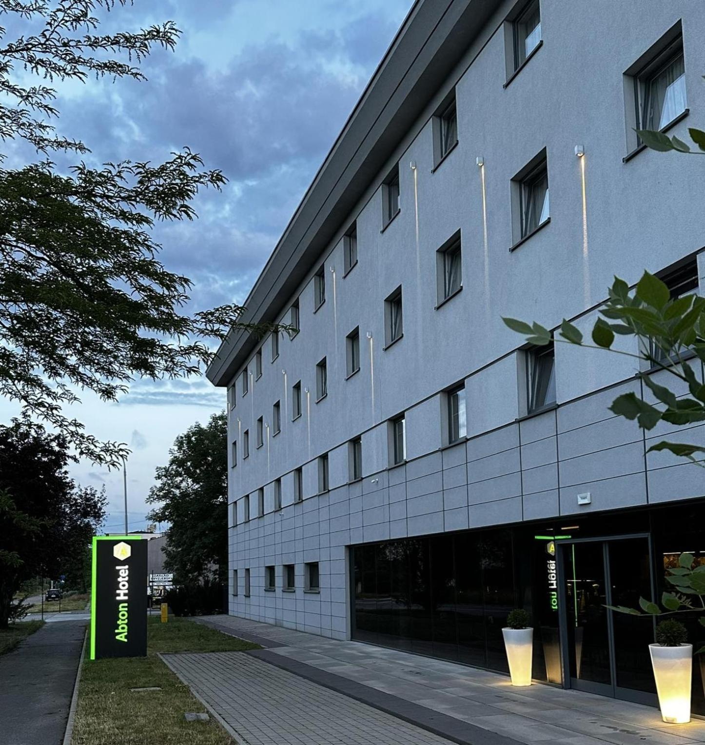 Abton Hotel Лодзь Экстерьер фото